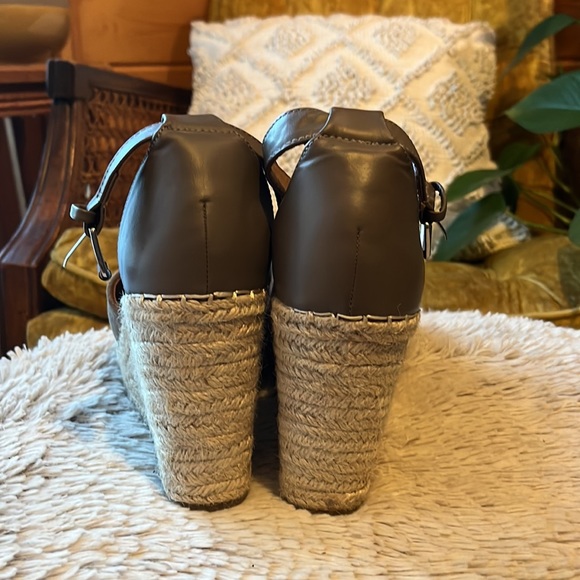 Platform Sandals - Picture 4 of 7